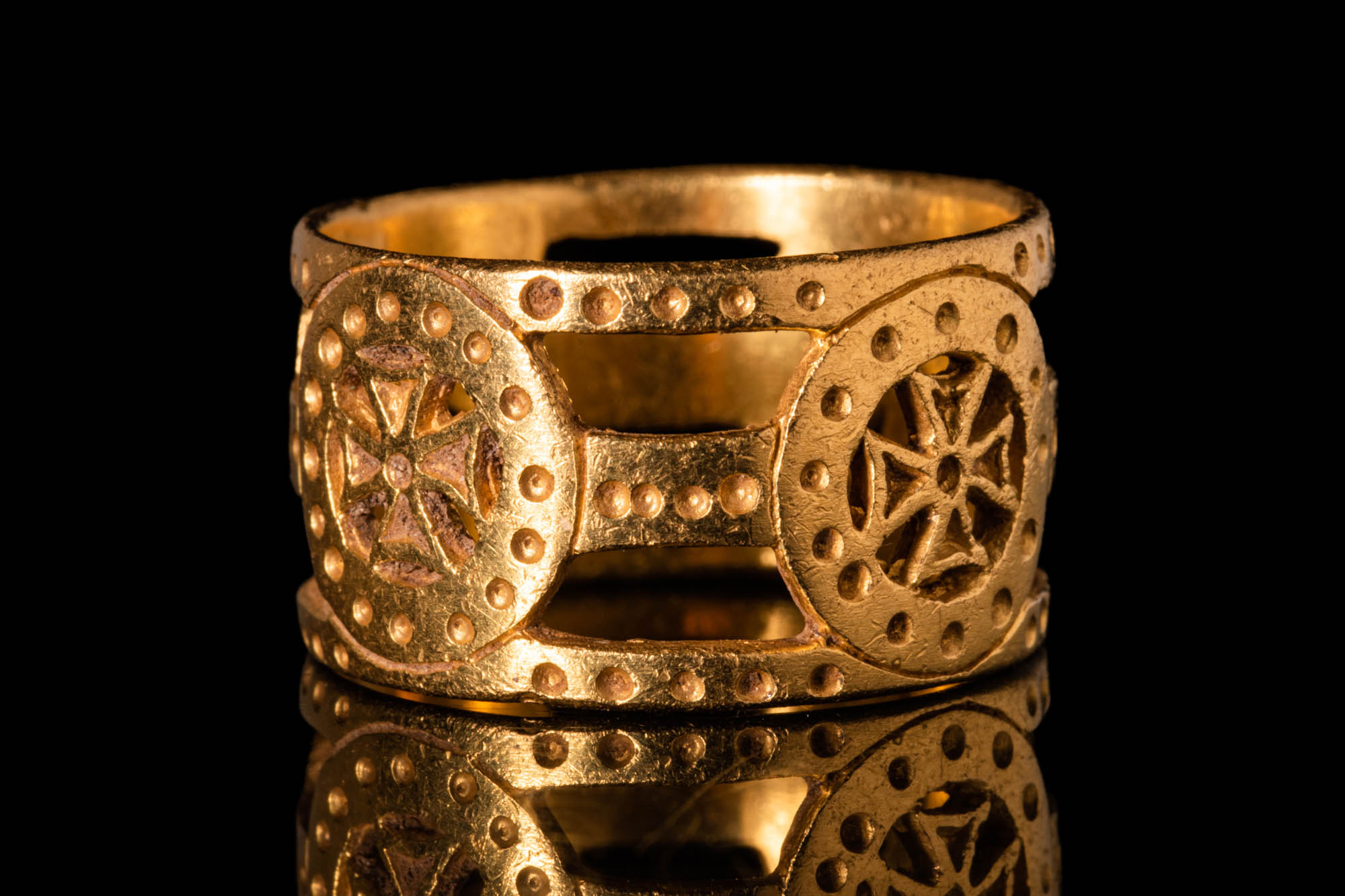 RARE BYZANTINE OPEN-WORK GOLD RING DEPICTING FOUR CROSSES - Image 2 of 4