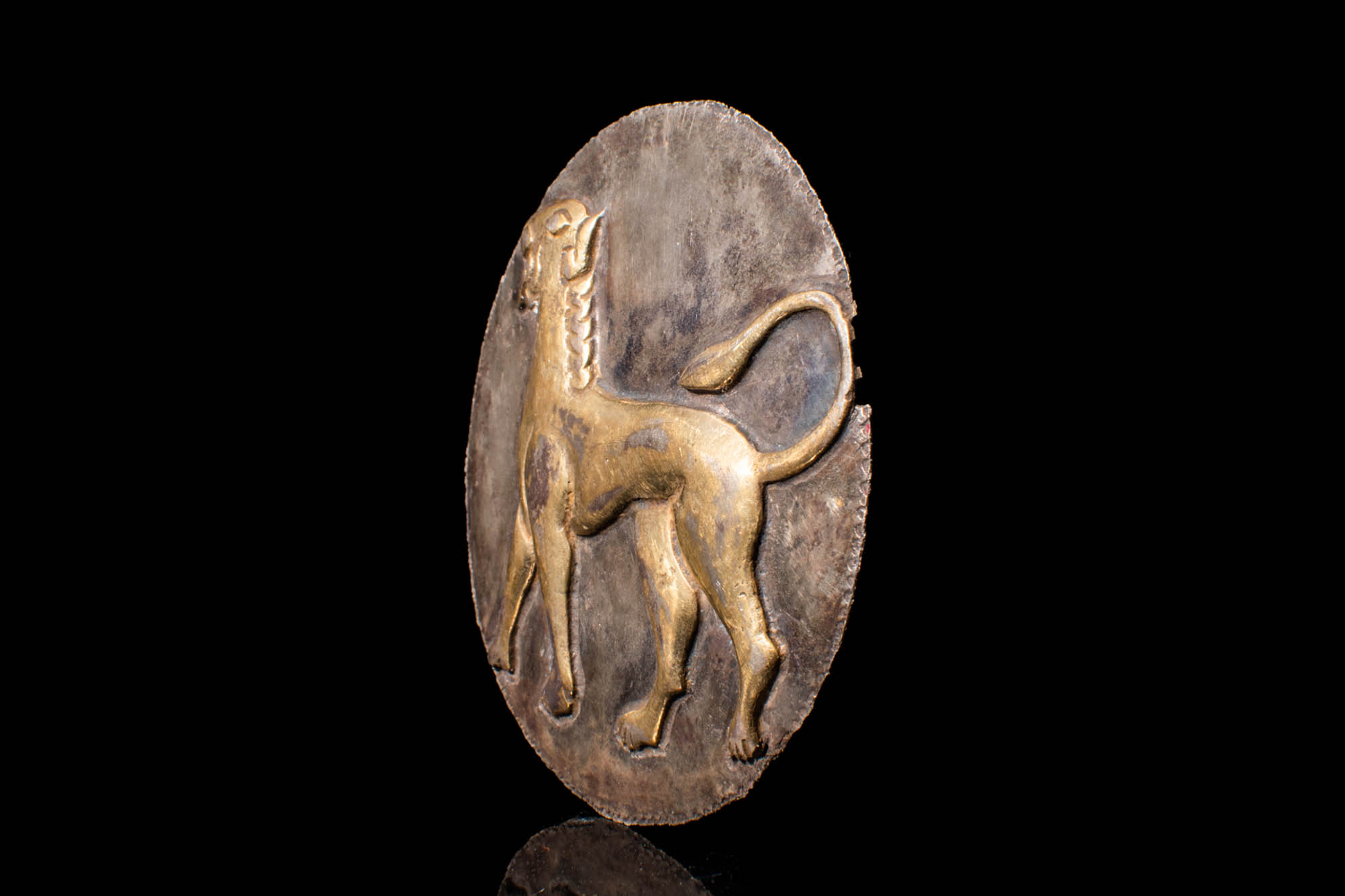 IRON AGE SILVER GILDED APPLIQUE DEPICTING A ROARING LION - Image 2 of 3