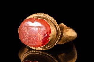 JAVANESE GOLD FINGER RING WITH AN INTAGLIO DEPICTING AN ALTAR