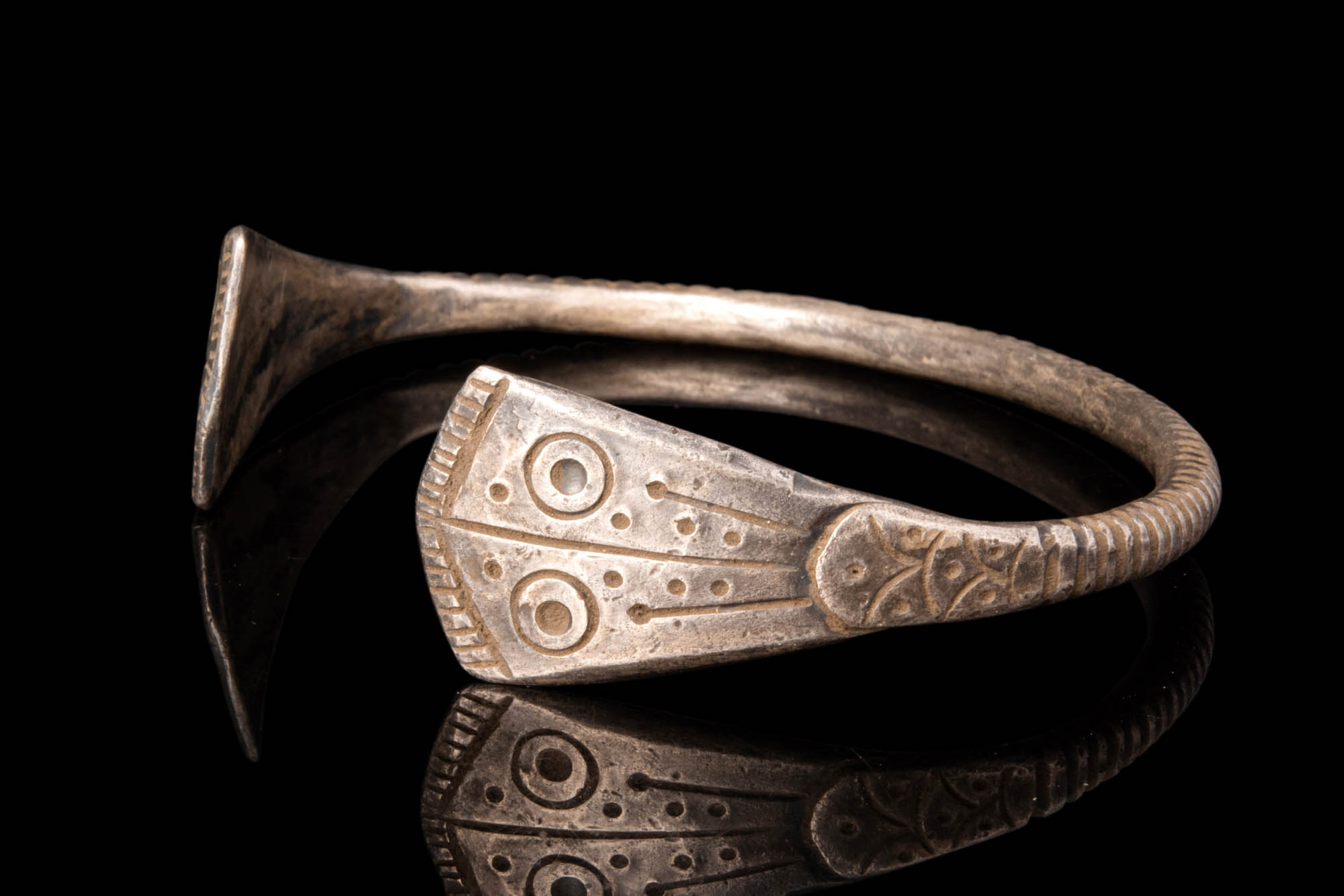 CELTIC SILVER SNAKE BRACELET - Image 3 of 5