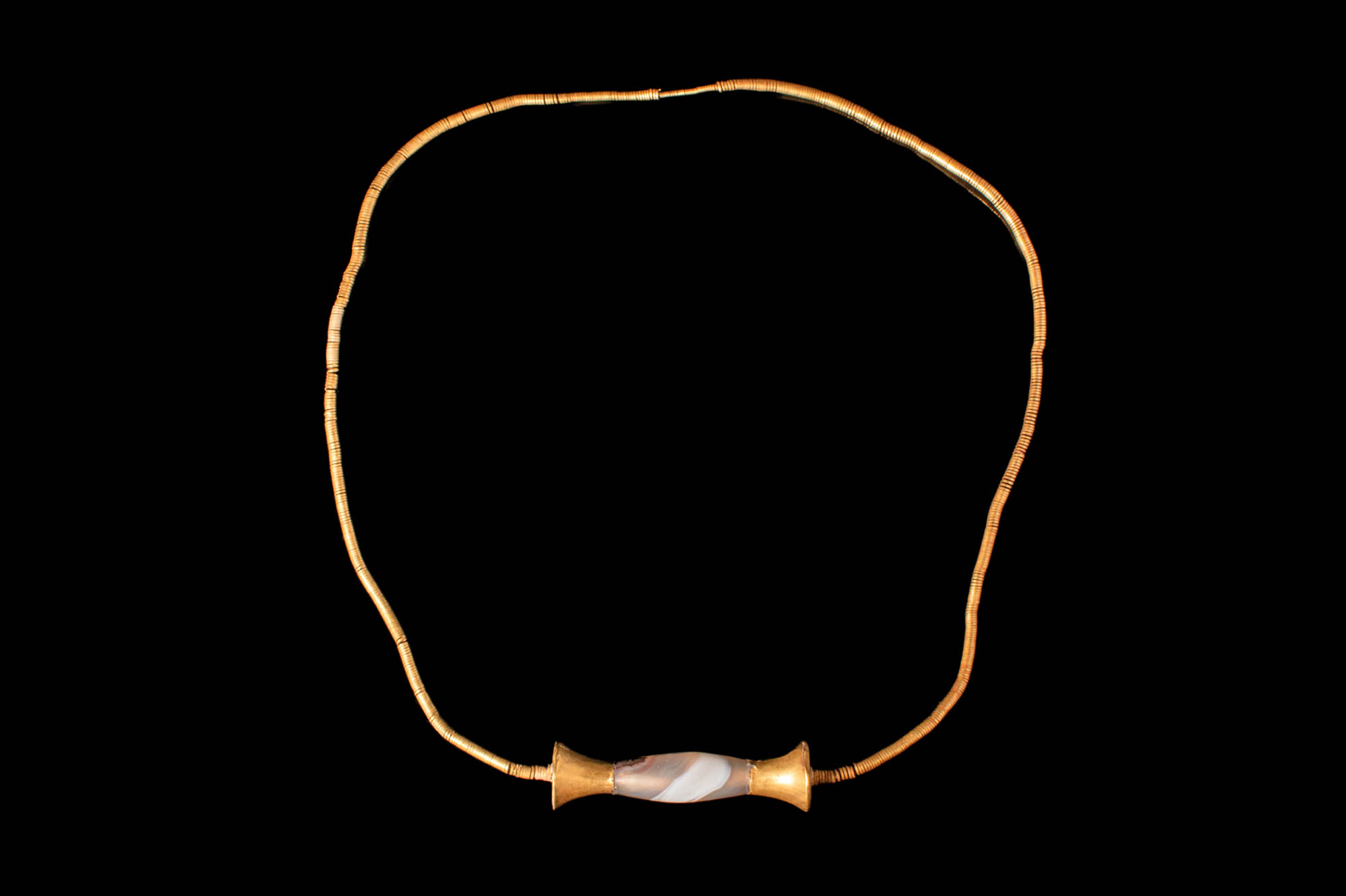 BACTRIAN GOLD NECKLACE WITH AGATE AND GOLD BEADS - Image 2 of 3