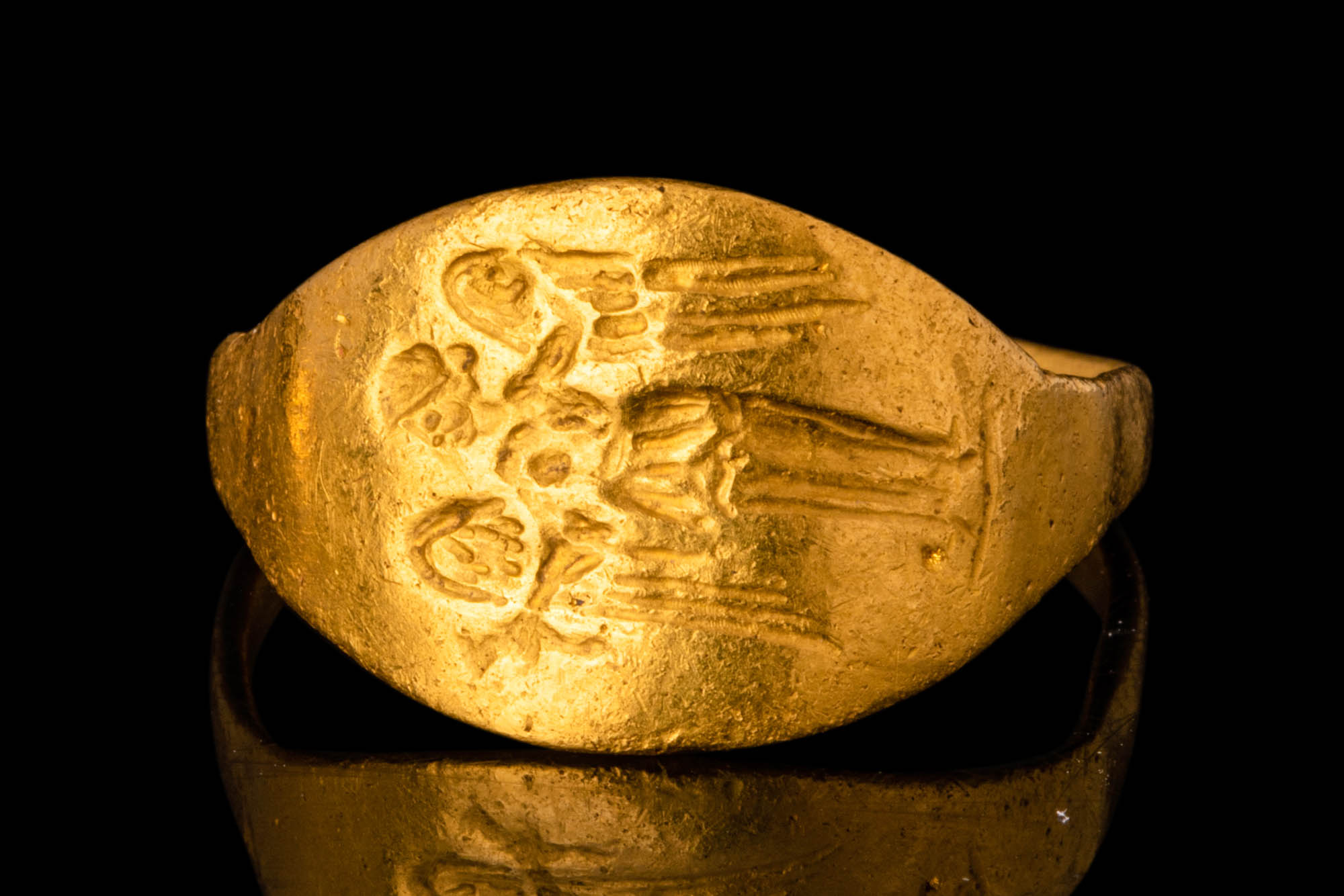 GREEK HELLENISTIC GOLD RING WITH NIKE - Image 2 of 5
