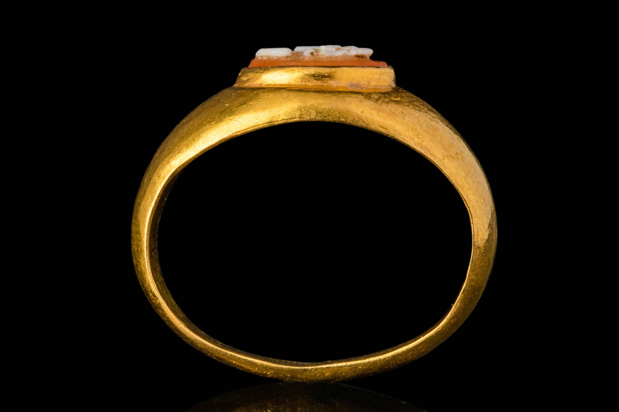 ROMAN GOLD FINGER RING WITH SARDONYX CAMEO OF A WOMAN - Image 6 of 6