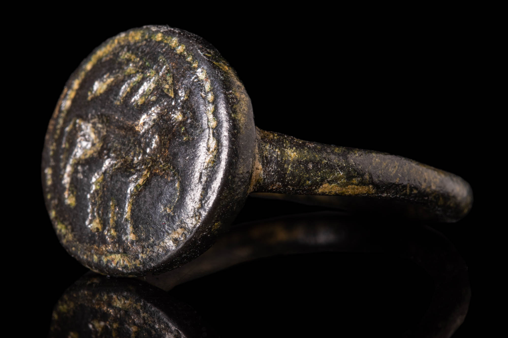 MEDIEVAL BRONZE RING DEPICTING A STAG - Image 2 of 4
