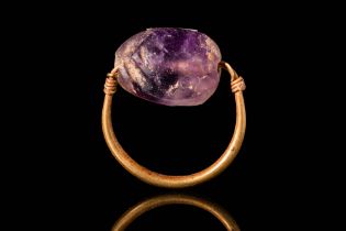 EGYPTIAN GOLD FINGER RING WITH STUNNING AMETHYST SCARAB