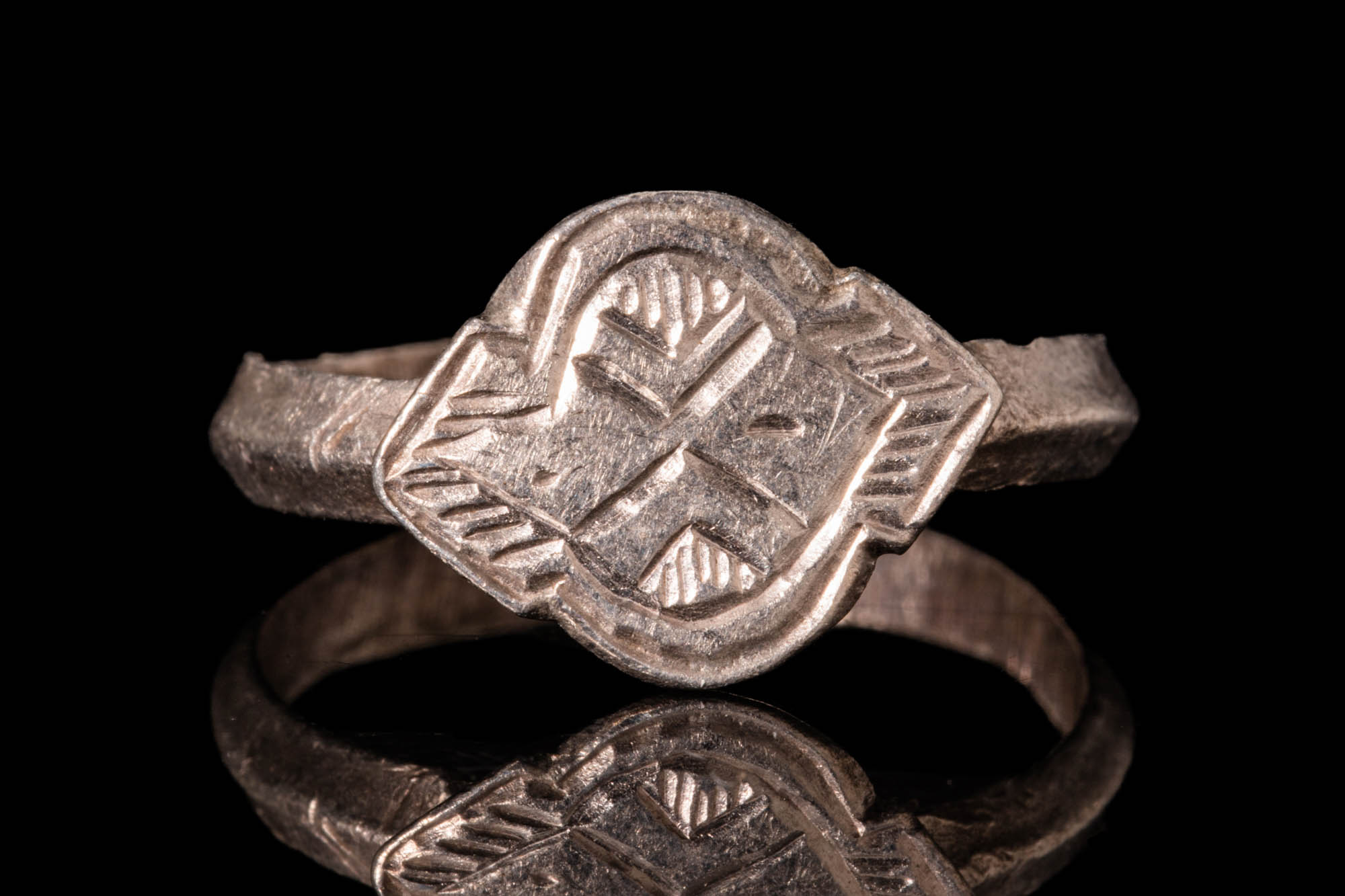 WESTERN EUROPEAN MEDIEVAL SILVER RING WITH SHIELD SHAPED BEZEL - Image 2 of 4