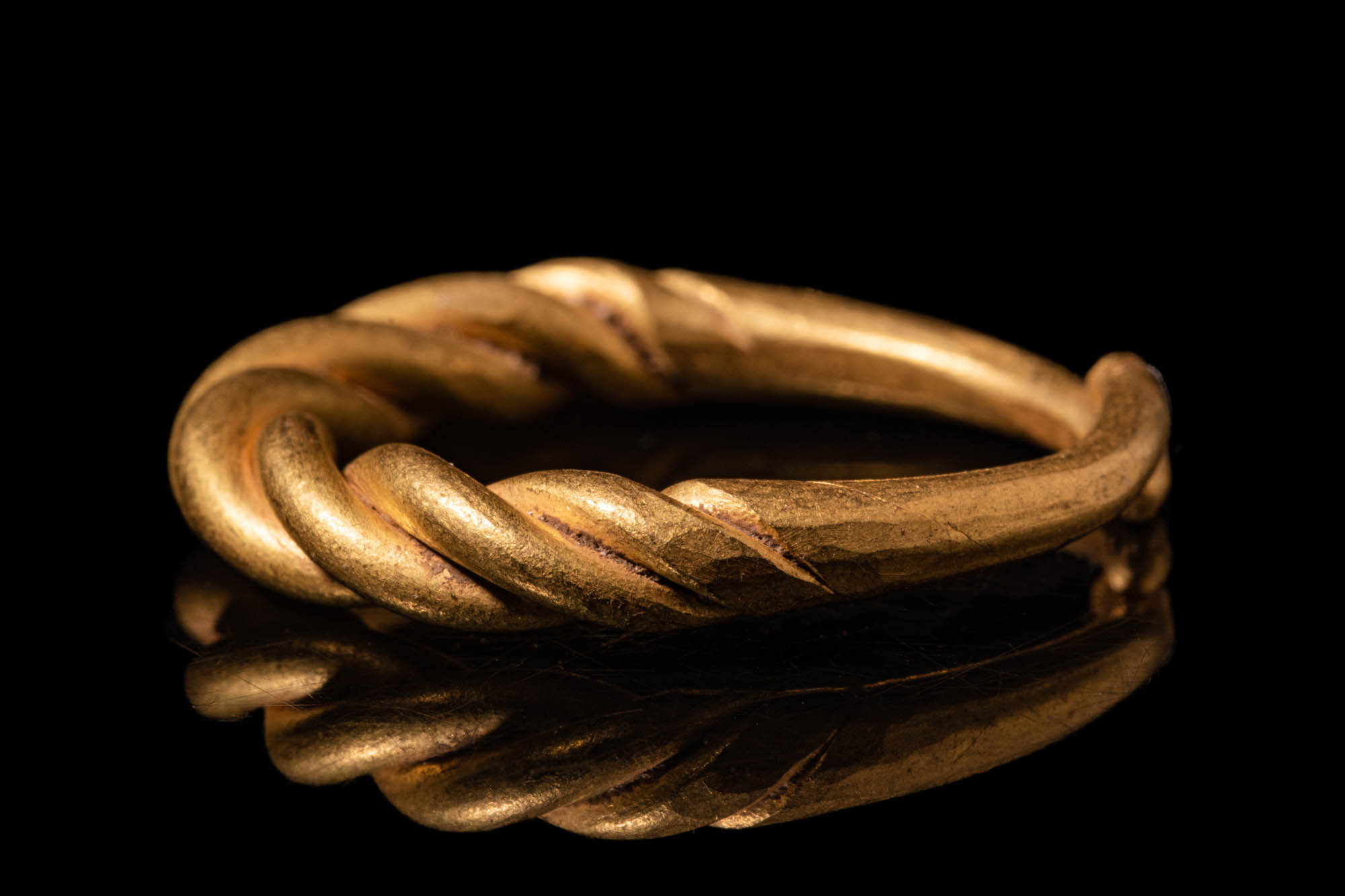 MEDIEVAL VIKING GOLD TWISTED RING - Image 4 of 5