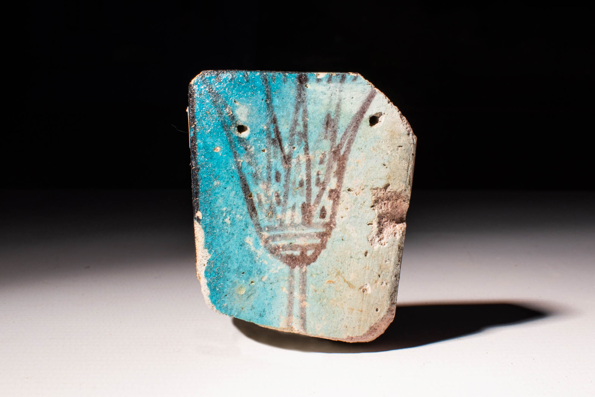 EGYPTIAN NEW KINGDOM FAIENCE PLAQUETTE DEPICTING A LOTUS FLOWER - Image 3 of 3