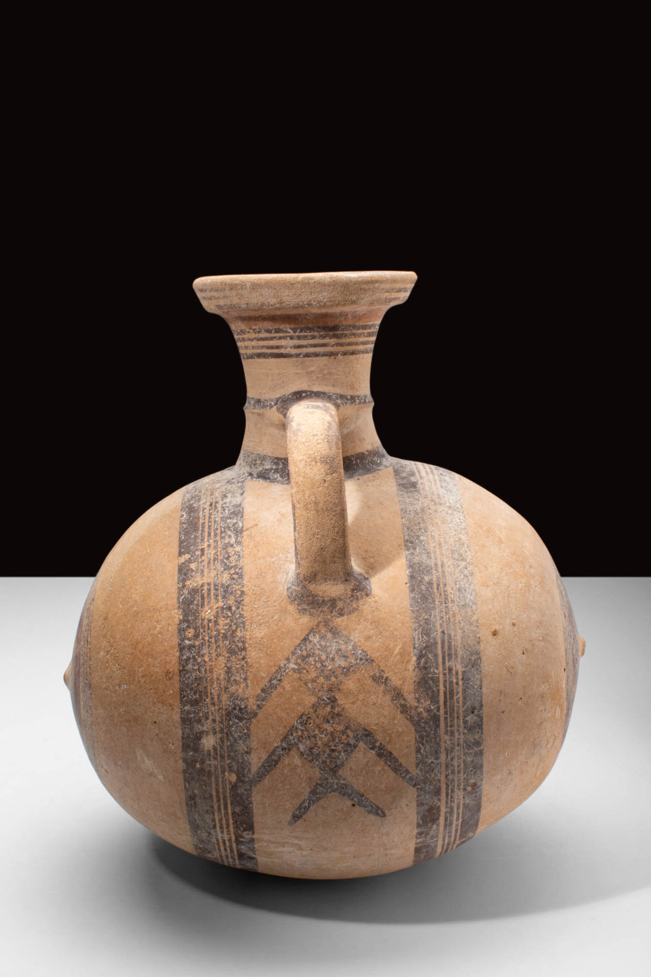 HUGE CYPRIOT JUG DECORATED WITH GEOMETRIC MOTIFS - Image 4 of 6