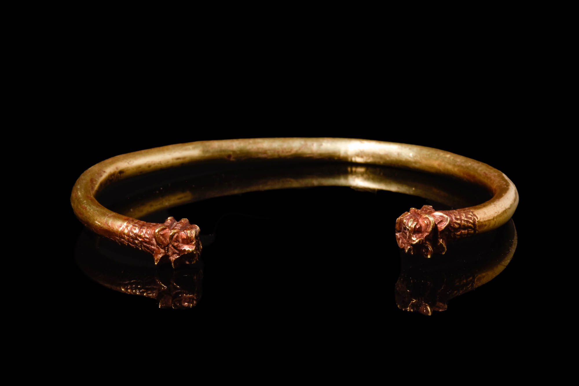 HELLENISTIC GOLD BRACELET DECORATED WITH LION HEAD TERMINALS - Image 5 of 5