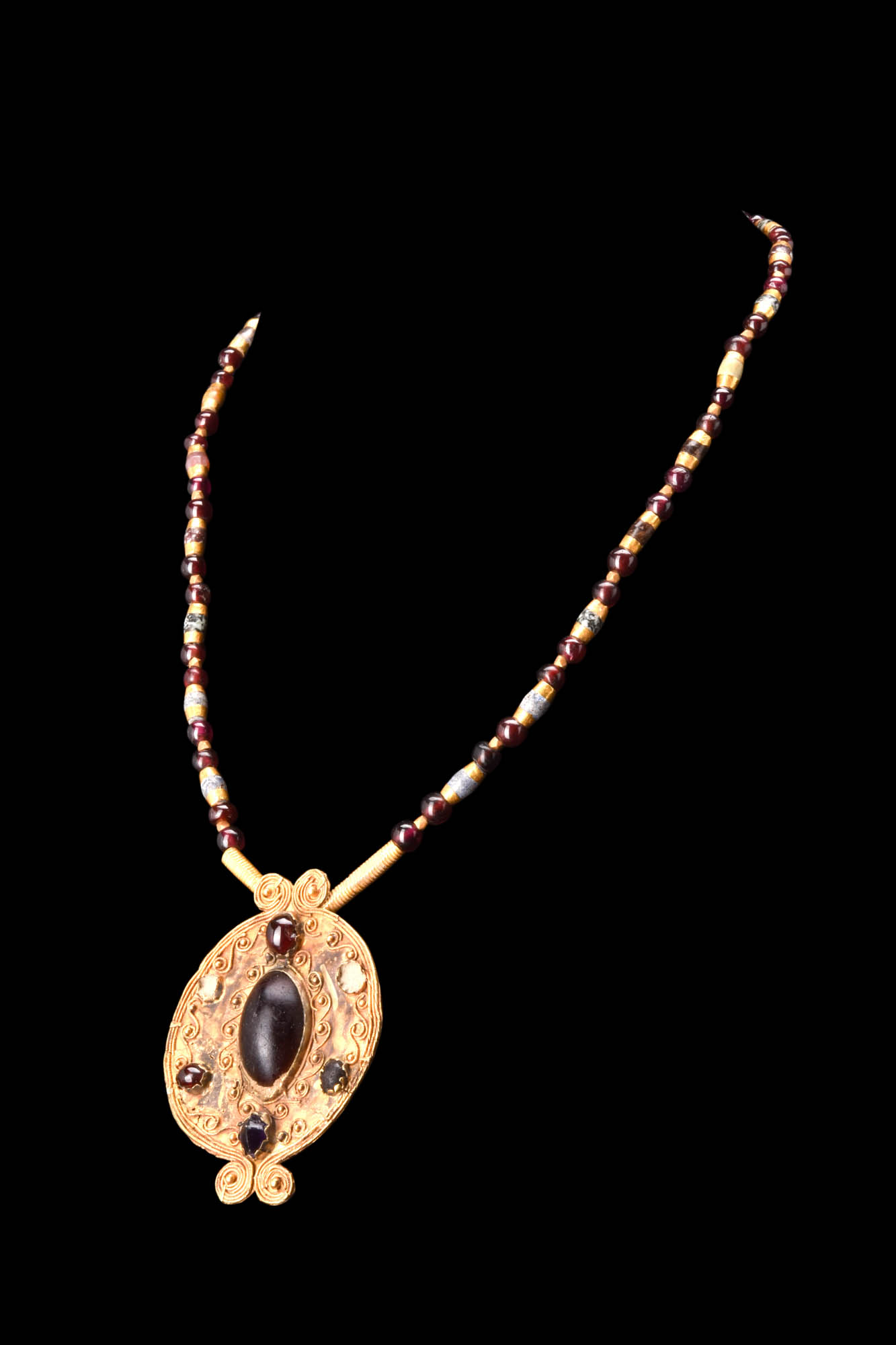 HELLENISTIC GOLD PENDANT AND NECKLACE - Image 2 of 7