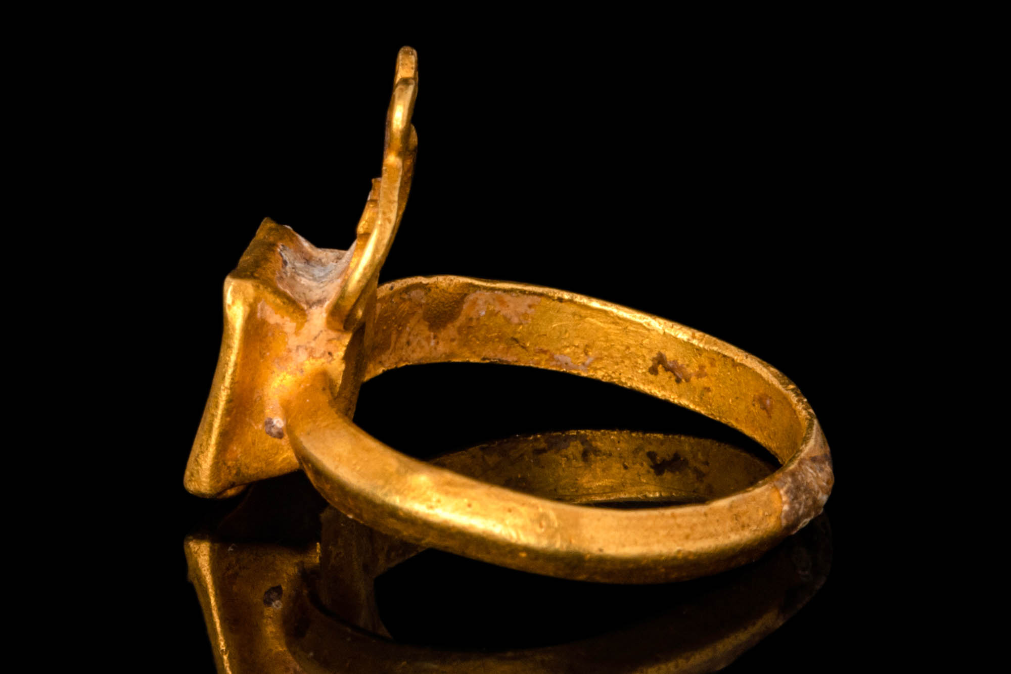 ROMAN GOLD RING DECORATE WITH VOLUTES - Image 3 of 5