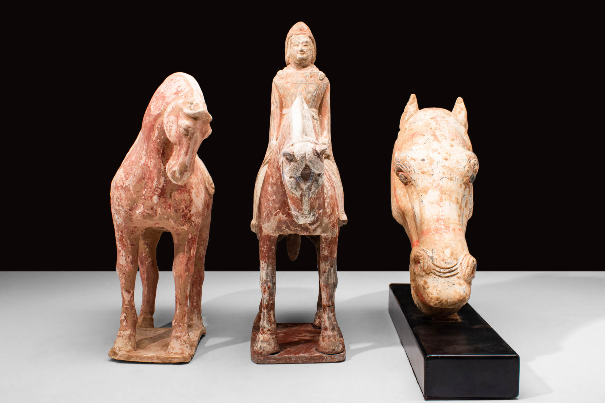 COLLECTION OF THREE CHINESE TANG DYNASTY TERRACOTTA STATUES - Image 2 of 5