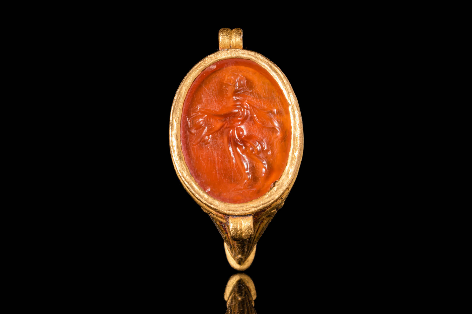 LATE ROMAN GOLD RING WITH INTAGLIO DEPICTING A SATYR - Image 2 of 5