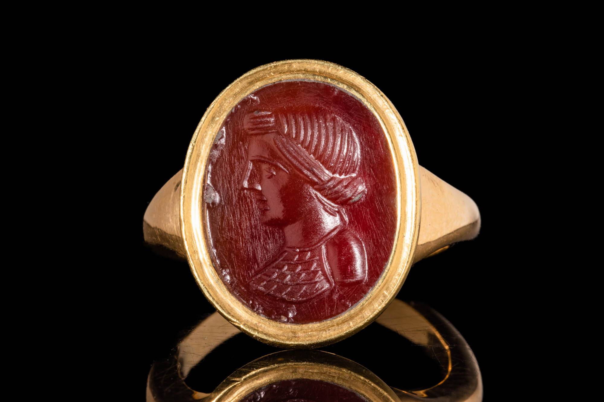 ROMAN CARNELIAN INTAGLIO DEPICTING A BUST OF WOMAN IN GOLD RING - Bild 2 aus 5