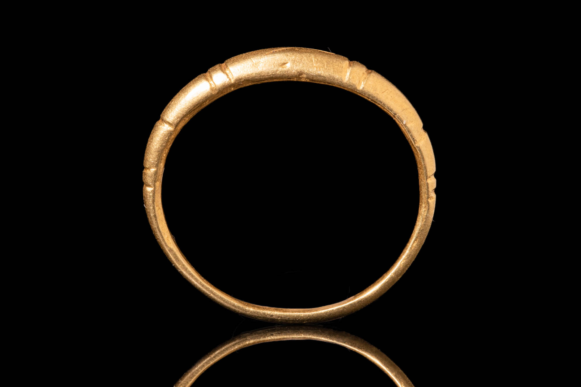 JAVANESE GOLD FINGER RING WITH SRI SYMBOL - Image 5 of 5