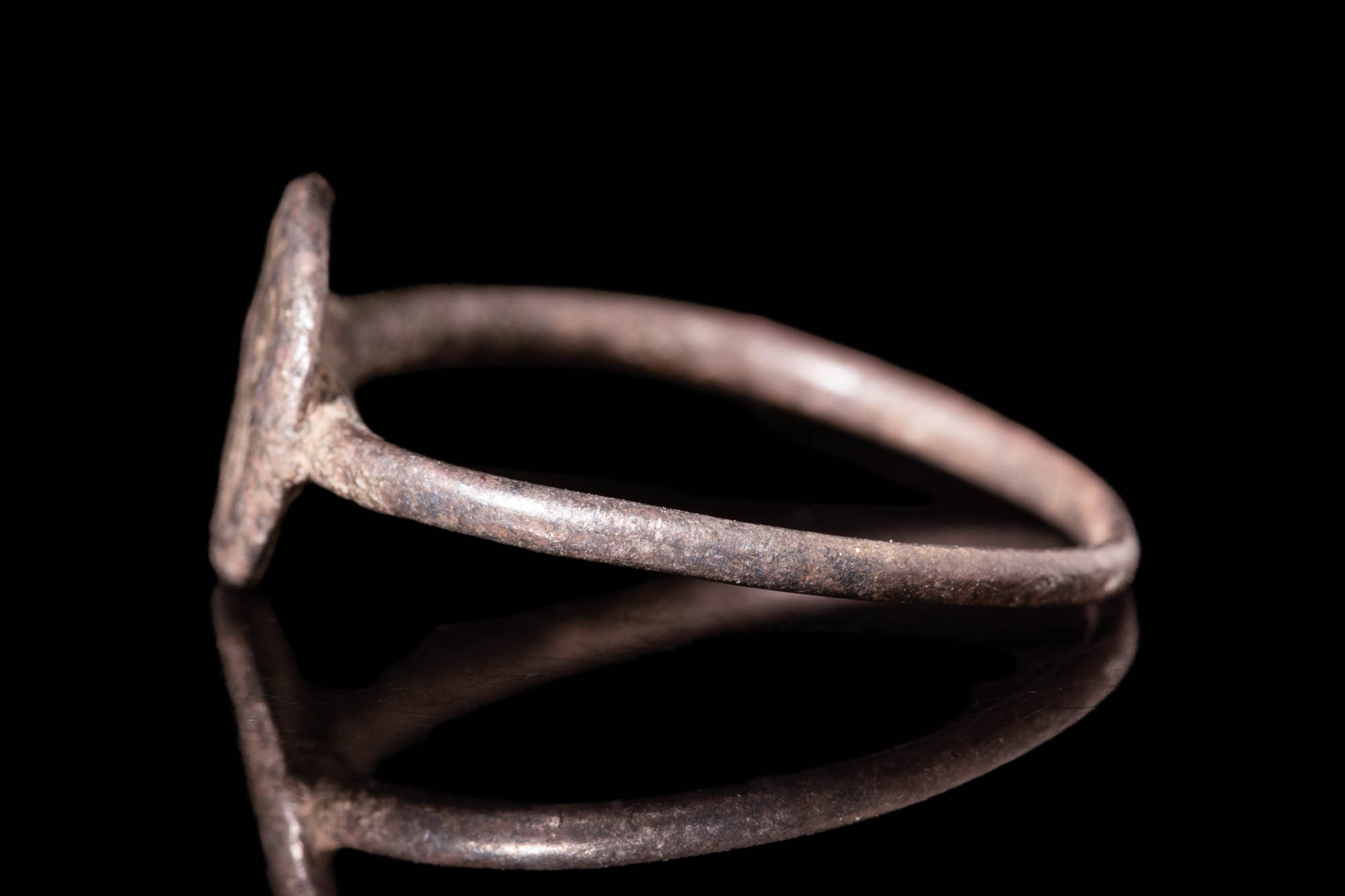 MEDIEVAL BRONZE RING WITH BEZEL DEPICTING TWO FIGURES AROUND A PALM TREE - Image 3 of 4