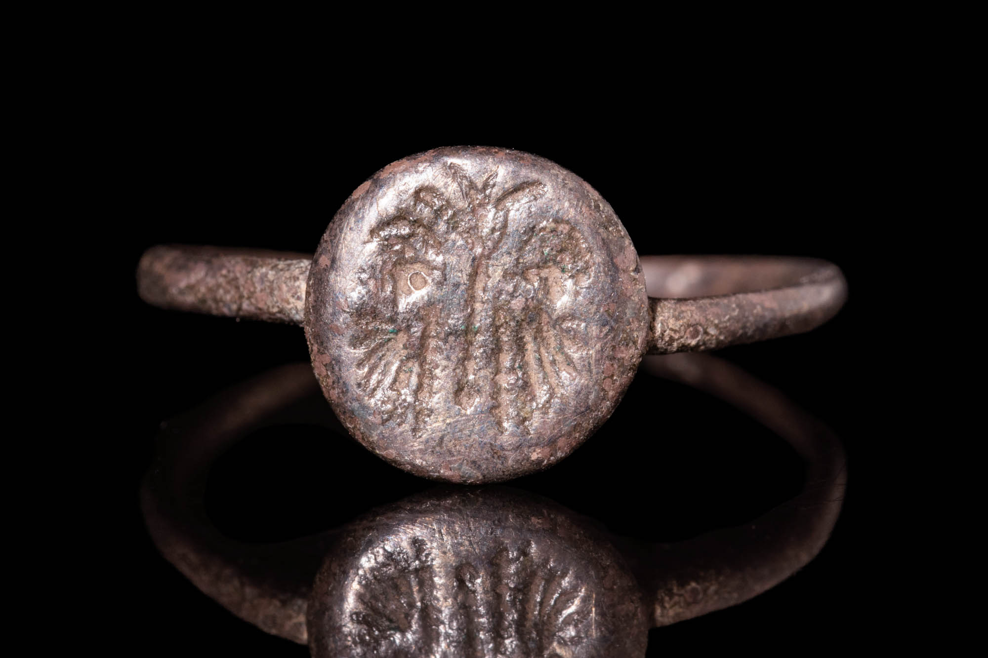 MEDIEVAL BRONZE RING WITH BEZEL DEPICTING TWO FIGURES AROUND A PALM TREE - Image 2 of 4
