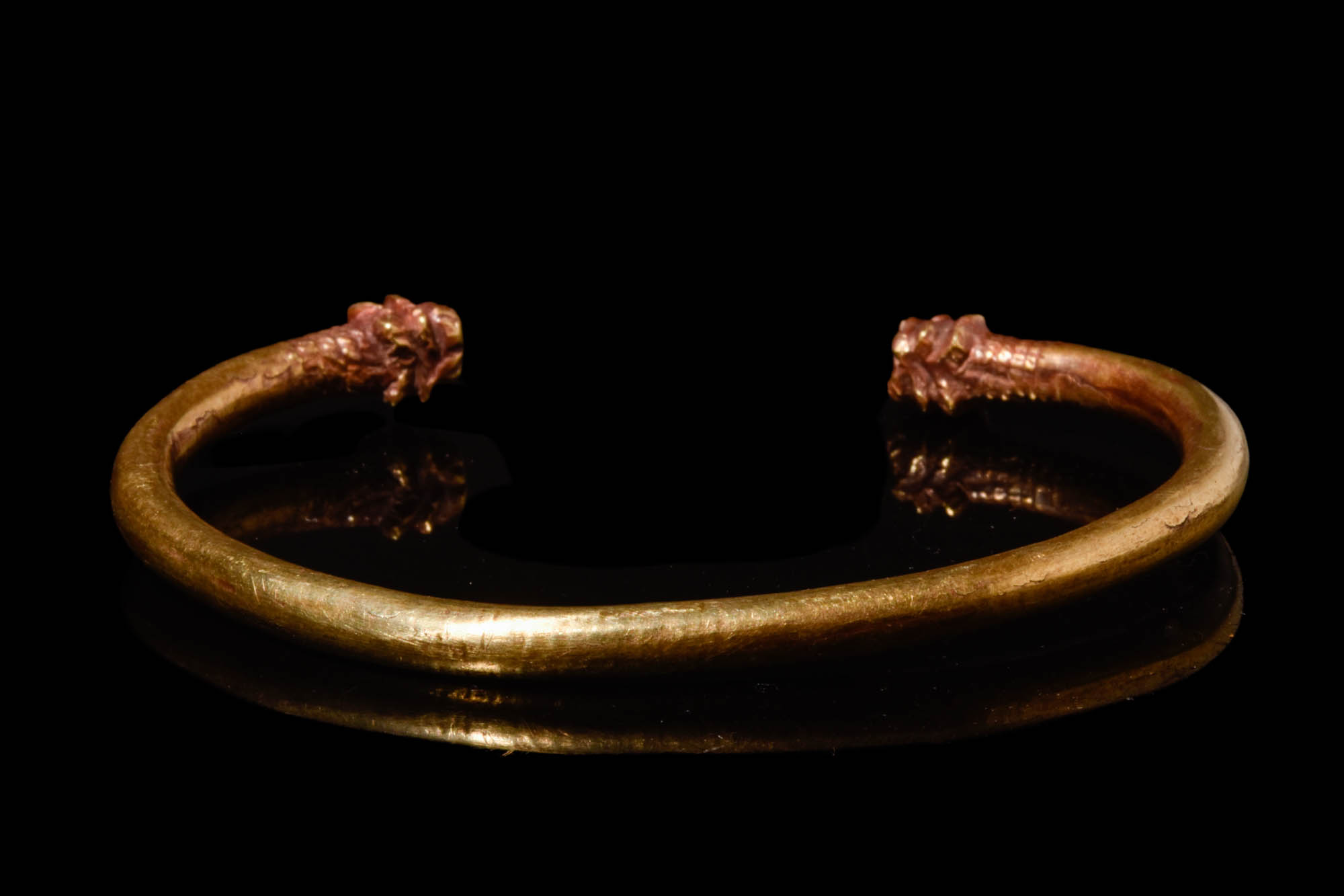 HELLENISTIC GOLD BRACELET DECORATED WITH LION HEAD TERMINALS - Image 2 of 5