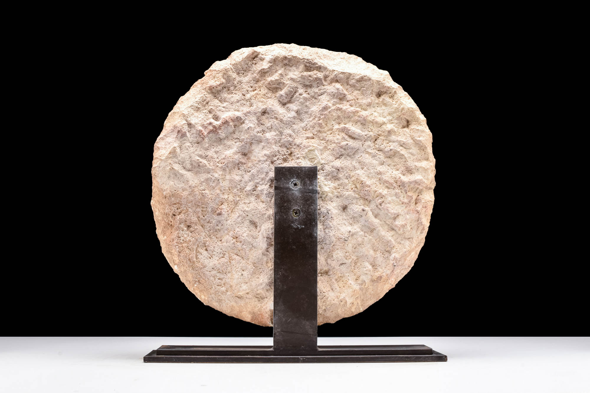 BYZANTINE LIMESTONE ARCHITECTURAL ROUNDEL WITH CROSS - Image 4 of 6