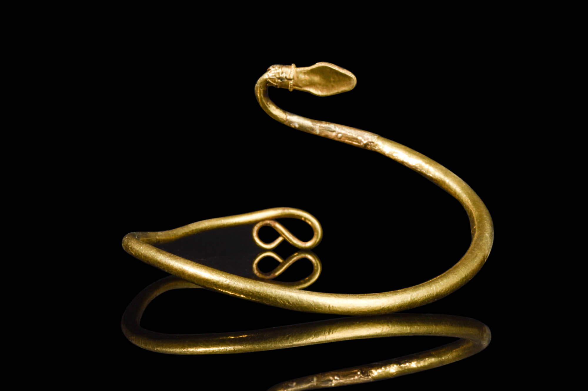HEAVY PTOLEMAIC GOLD ARM RING - Image 2 of 5