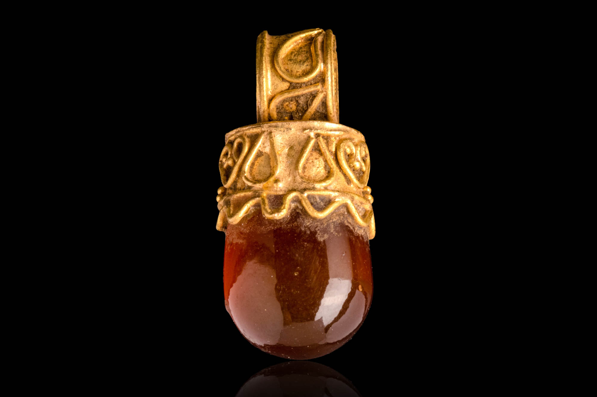 HELLENISTIC GOLD PENDANT WITH CABOCHON