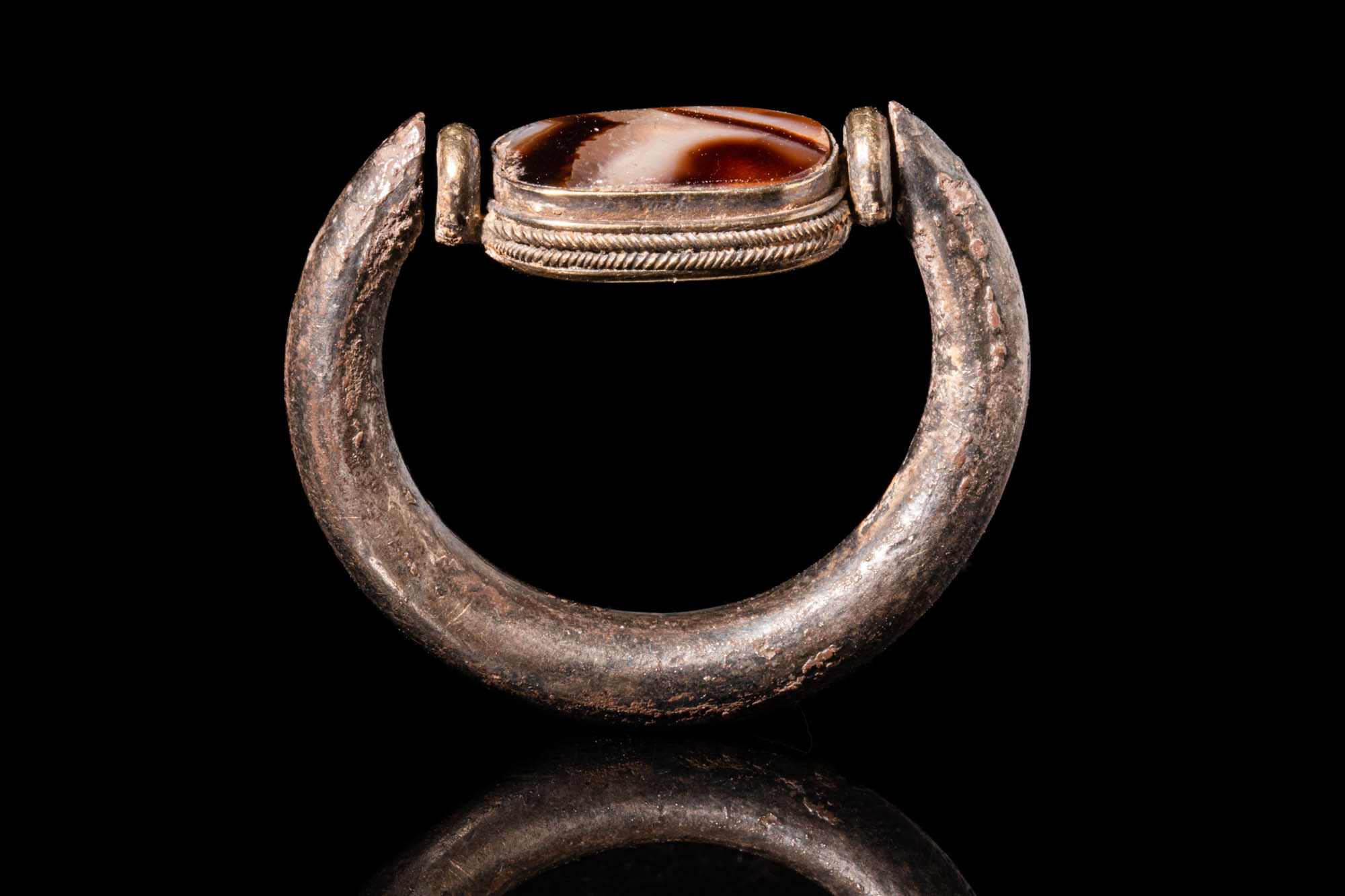 EGYPTIAN SILVER FINGER RING WITH AGATE BEZEL - Image 5 of 5