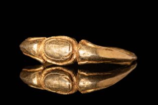 JAVANESE GOLD RING WITH DECORATION