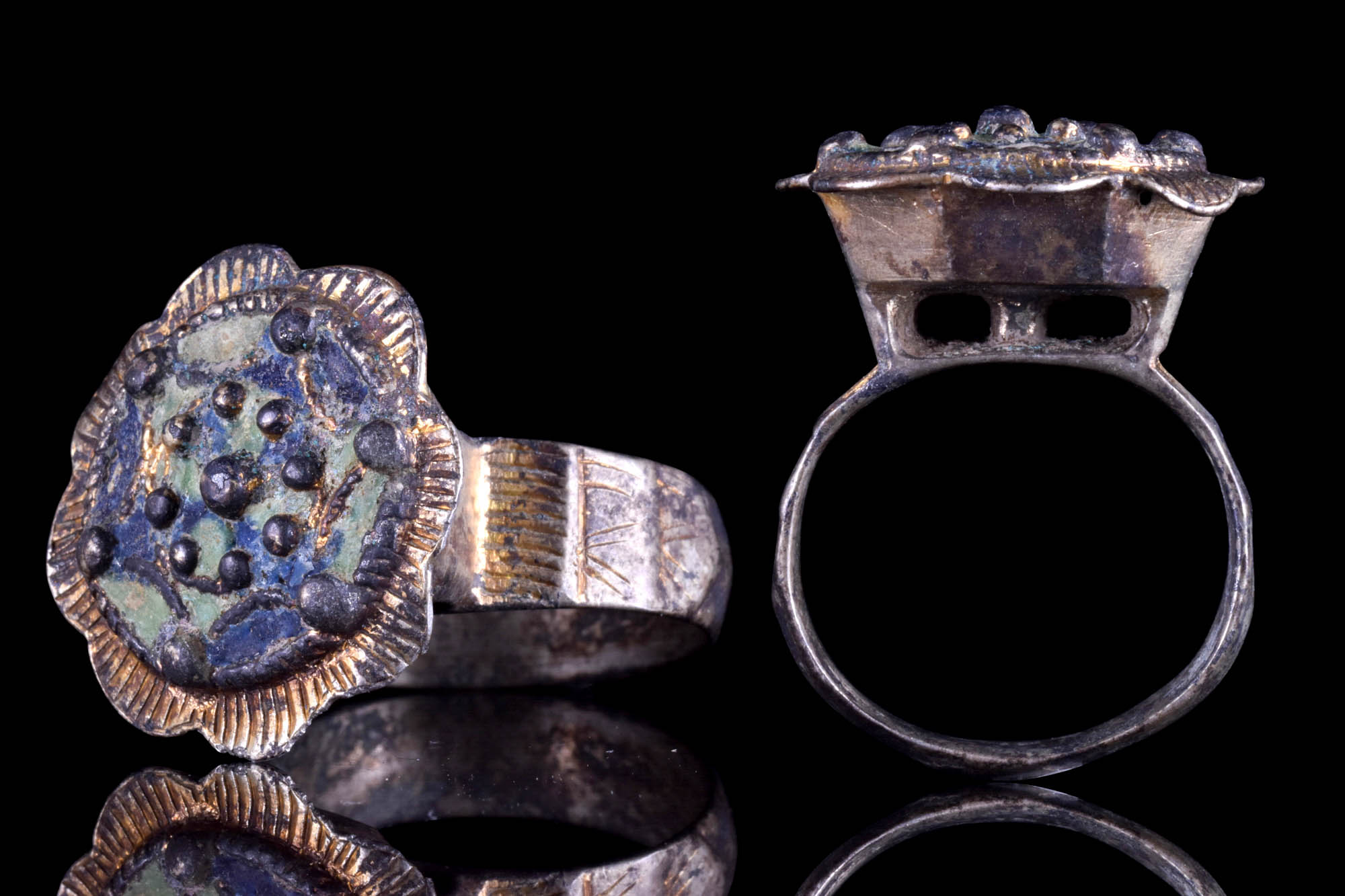 MEDIEVAL SILVER GILT FLORAL-SHAPED RING WITH ENAMEL INLAY