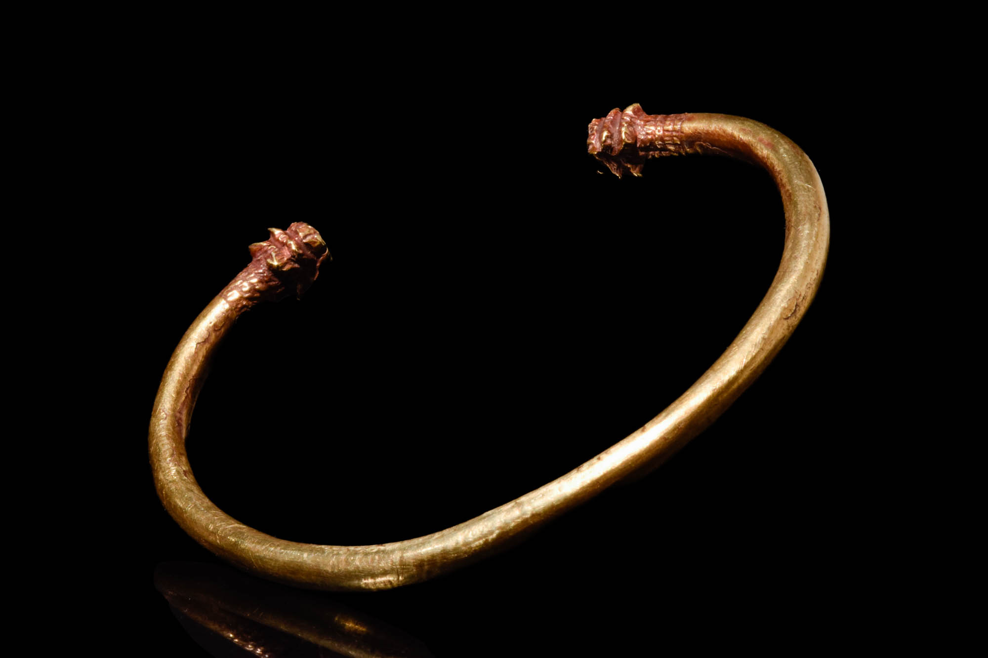 HELLENISTIC GOLD BRACELET DECORATED WITH LION HEAD TERMINALS