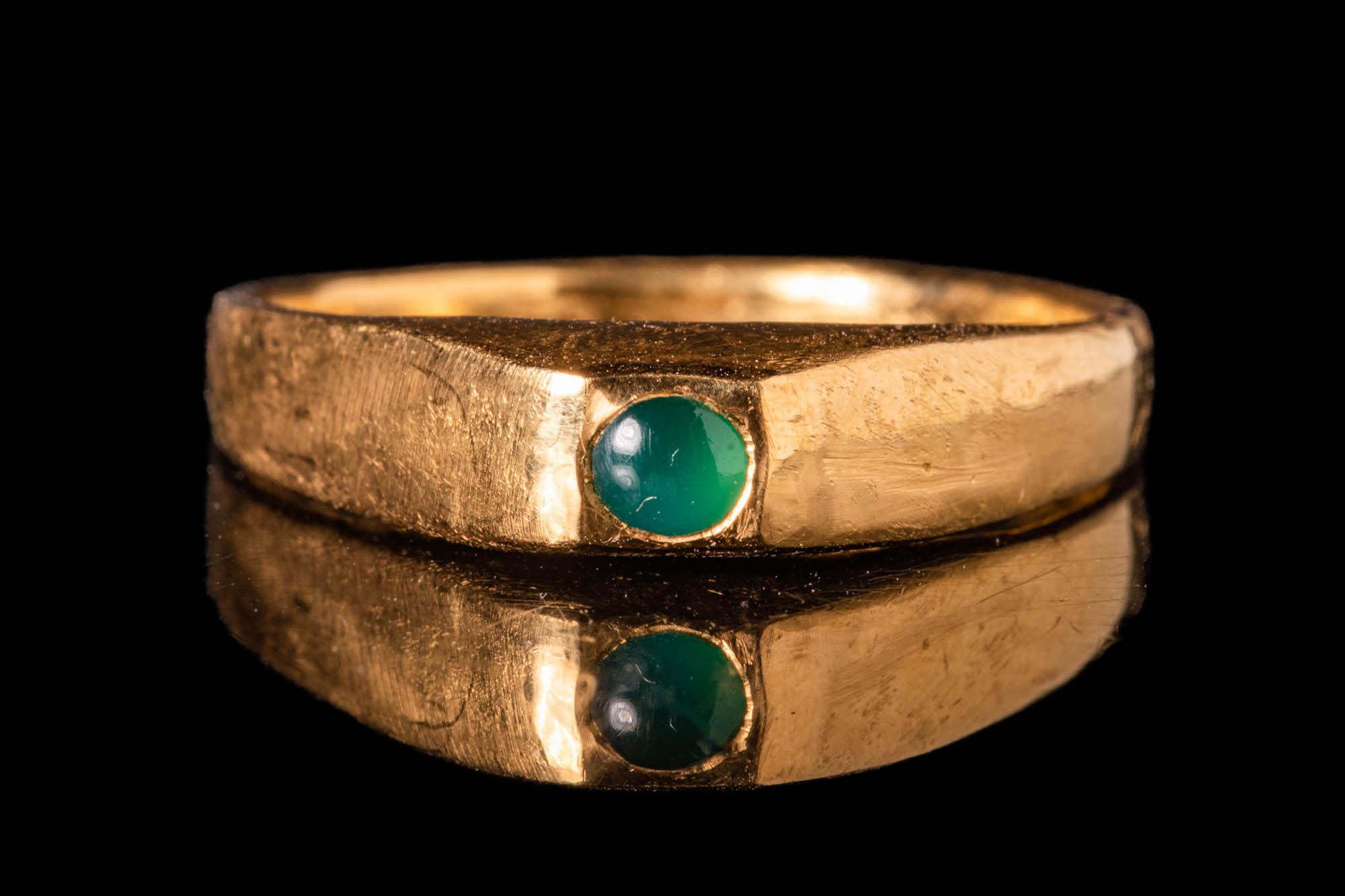 HEAVY MEDIEVAL GOLD STIRRUP RING WITH GREEN CHALCEDONY - Image 2 of 5