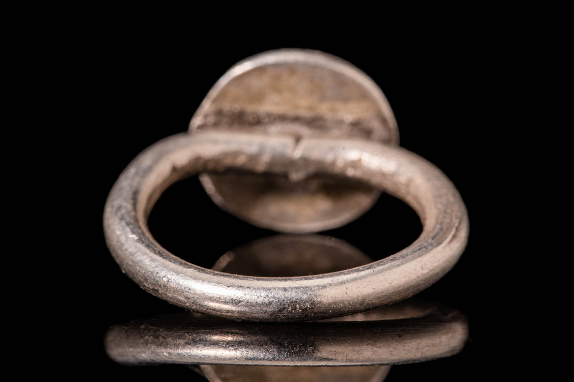 EARLY MEDIEVAL BYZANTINE SILVER RING WITH DECORATED BEZEL - Image 4 of 4