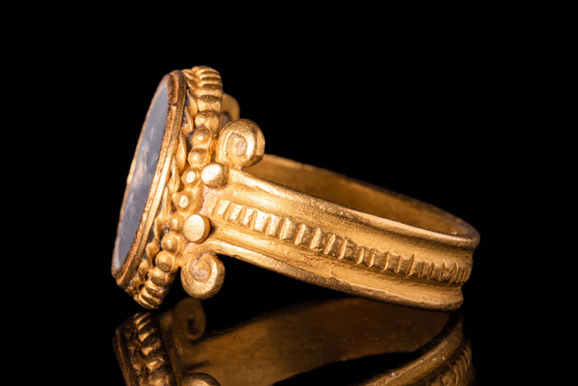 ROMAN GOLD RING WITH INTAGLIO DEPICTING HERCULES - Image 3 of 5