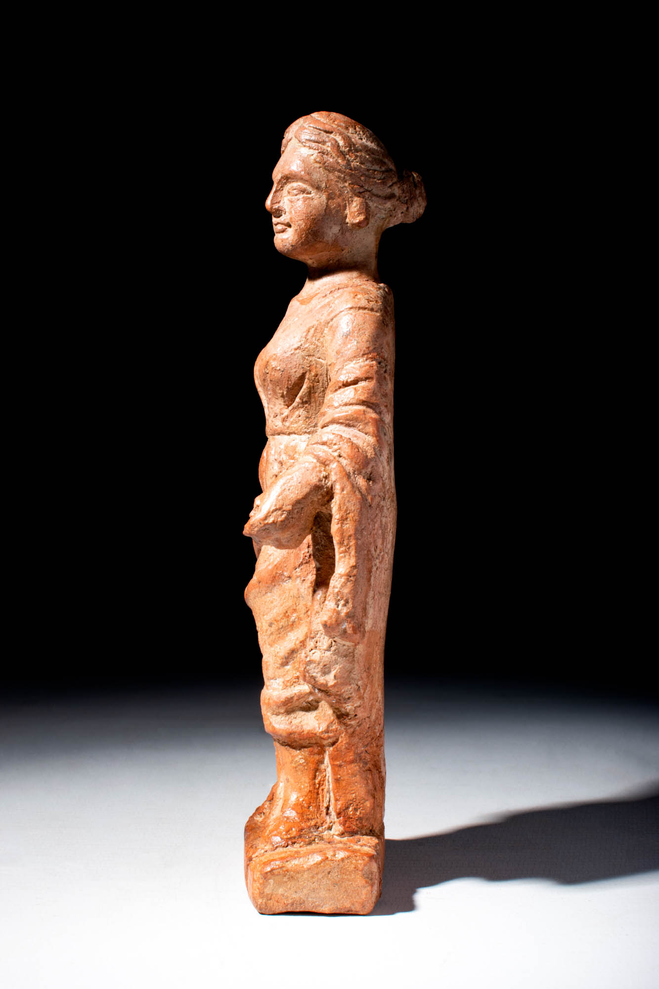 GREEK TERRACOTTA FIGURINE OF A STANDING DRESSED WOMAN - Image 3 of 4
