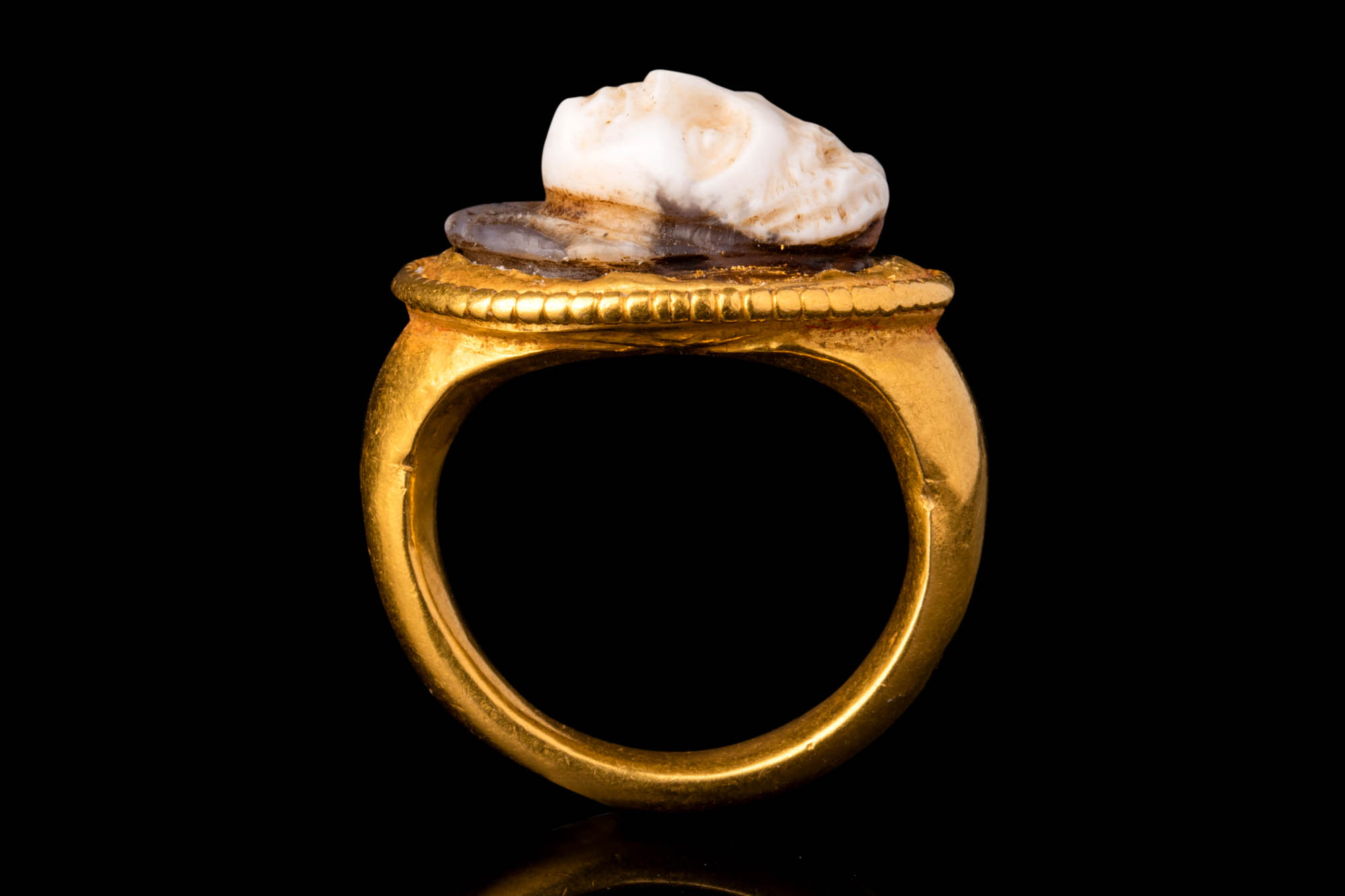 ROMAN GOLD RING WITH MEDUSA HEAD CAMEO - Image 3 of 7