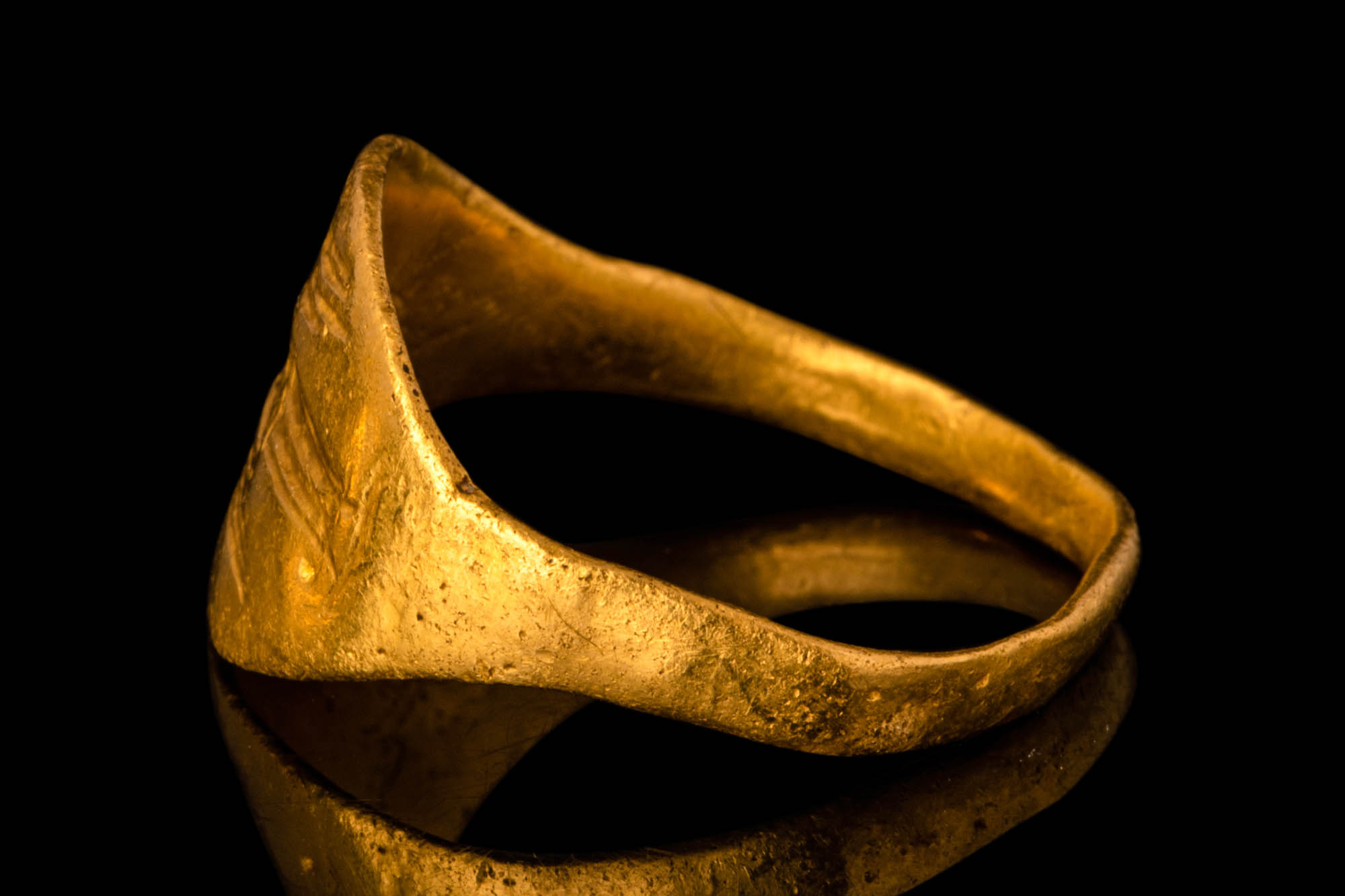 GREEK HELLENISTIC GOLD RING WITH NIKE - Image 4 of 5