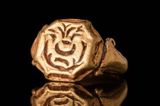 JAVANESE GOLD RING WITH HEXAGONAL BEZEL DEPICTING SYMBOLS