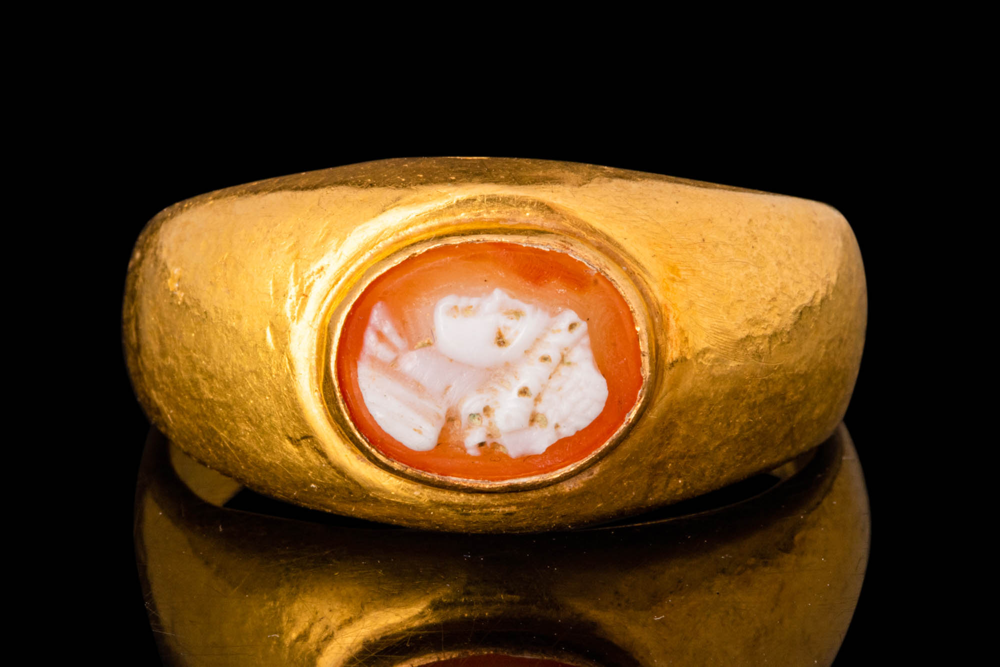 ROMAN GOLD FINGER RING WITH SARDONYX CAMEO OF A WOMAN - Image 2 of 6