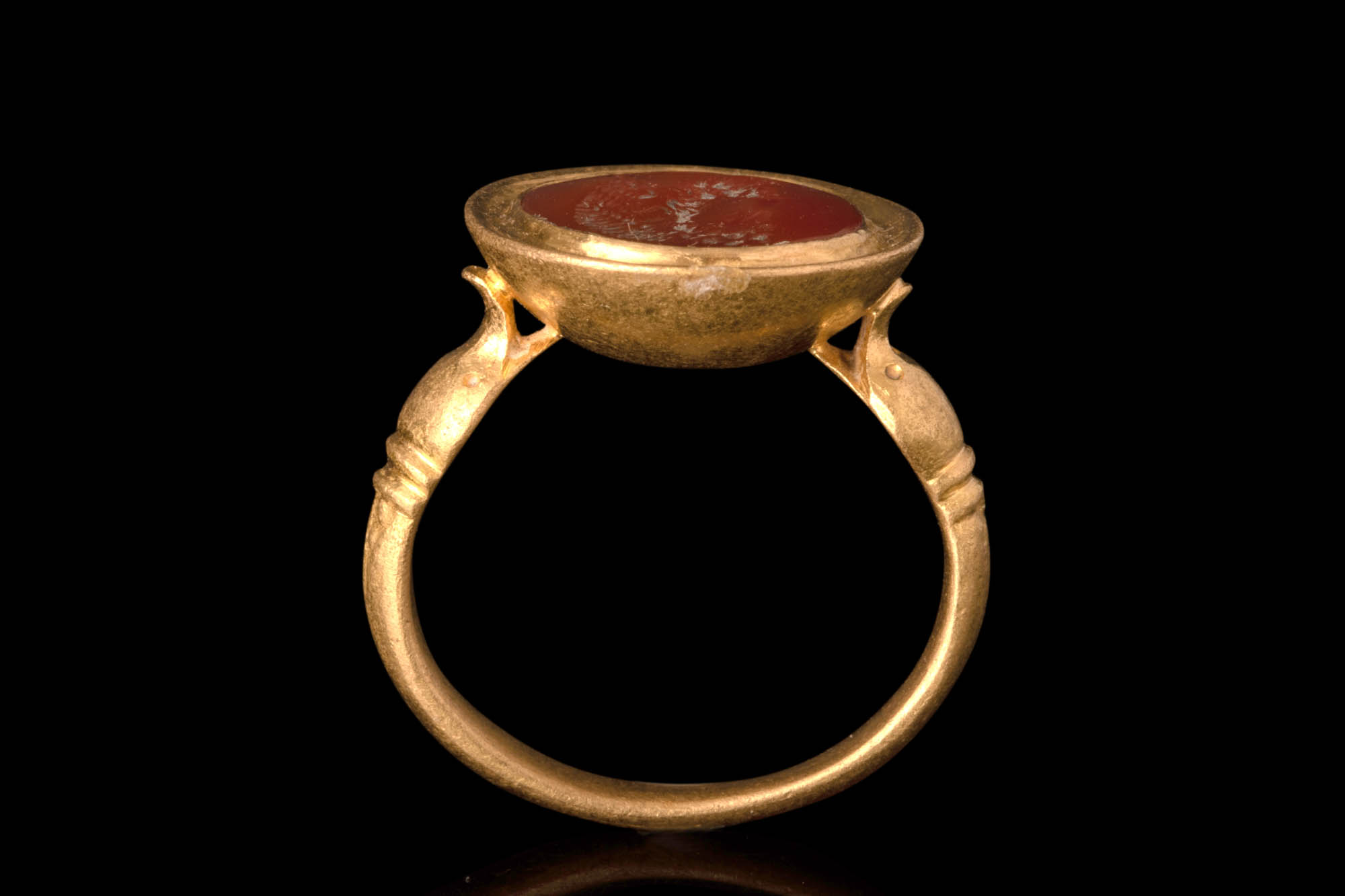 LATE HELLENISTIC GOLD FINGER RING WITH CARNELIAN INTAGLIO OF A BEARDED MAN - Bild 6 aus 6