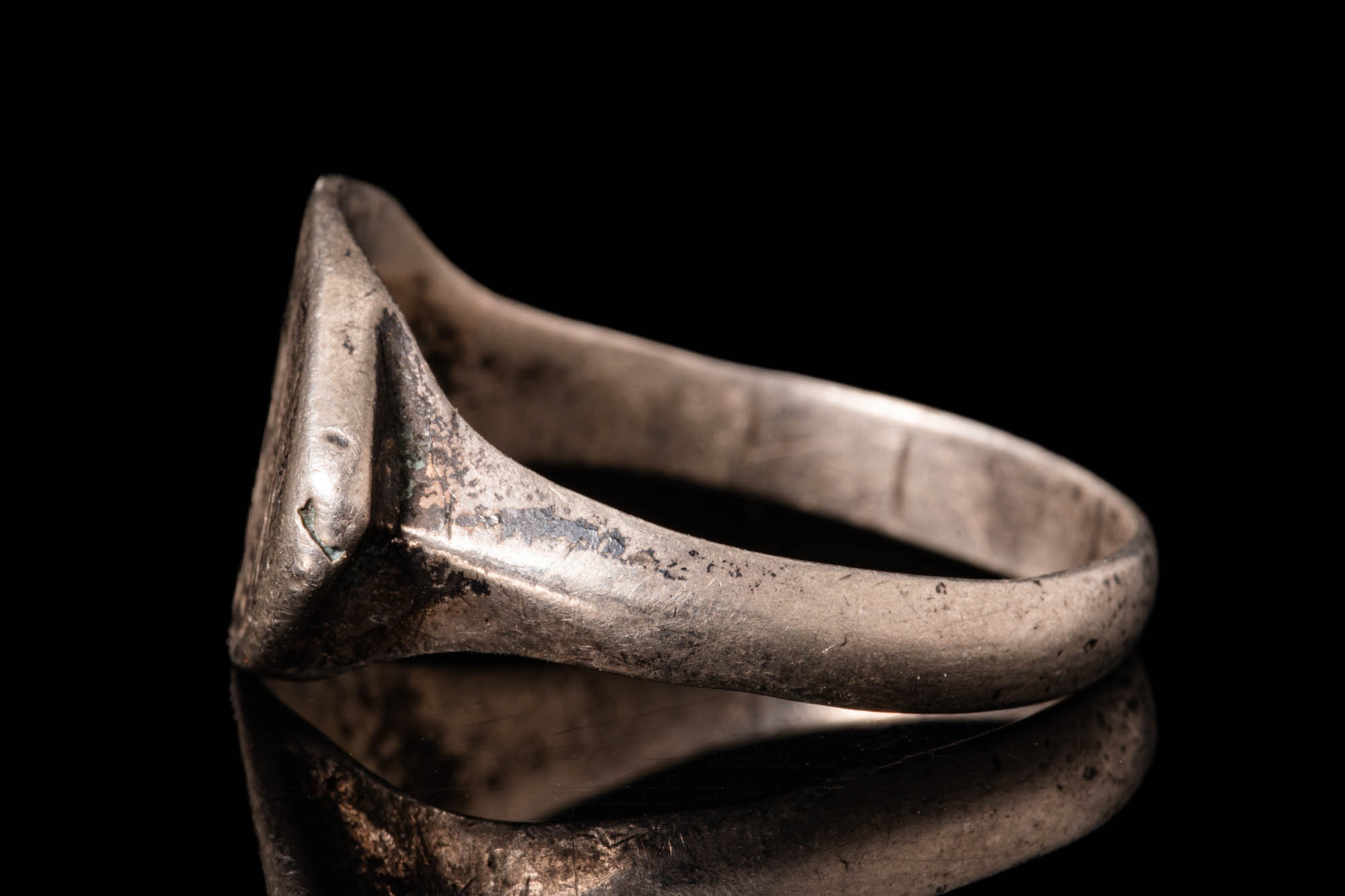 MEDIEVAL SELJUK SILVER RING WITH DECORATED BEZEL - Image 3 of 4