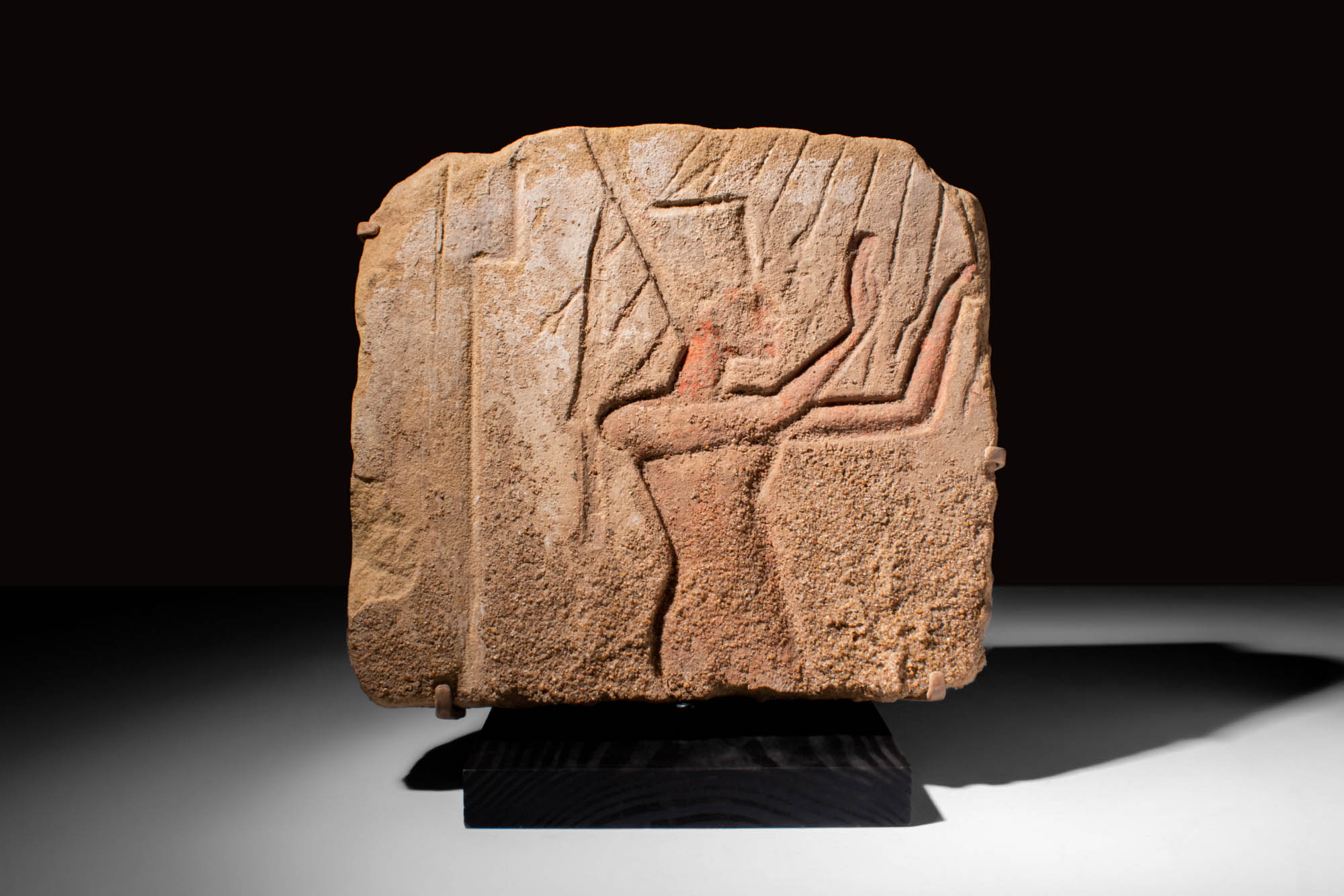 EGYPTIAN AMARNA PERIOD SANDSTONE RELIEF DEPICTING THE PHARAOH WORSHIPPING THE GOD ATON - Image 2 of 5