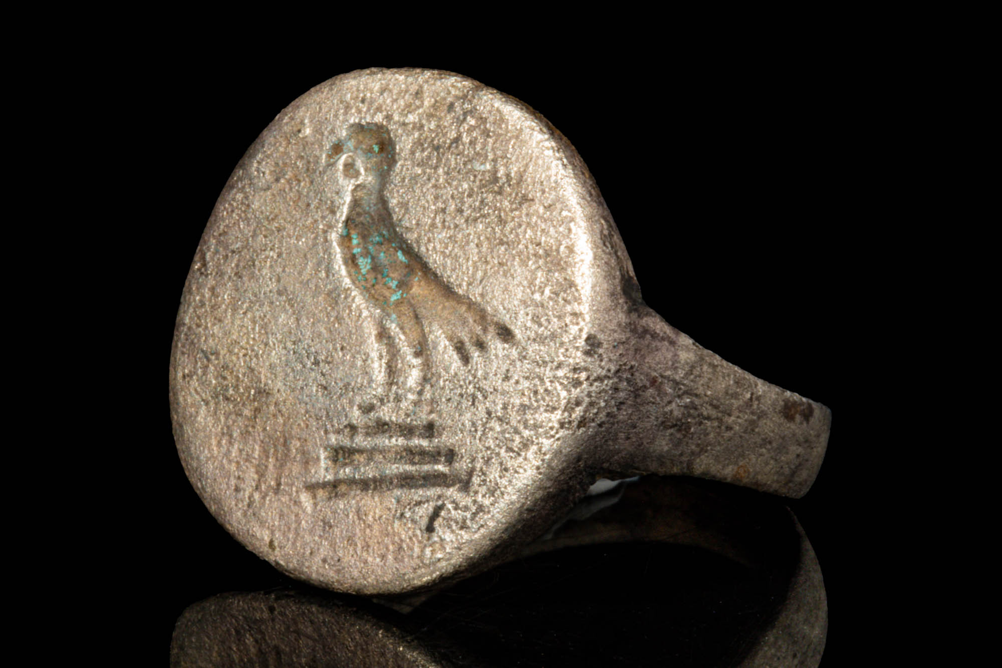 ROMAN SILVER RING ENGRAVED WITH AN EAGLE - Image 2 of 4