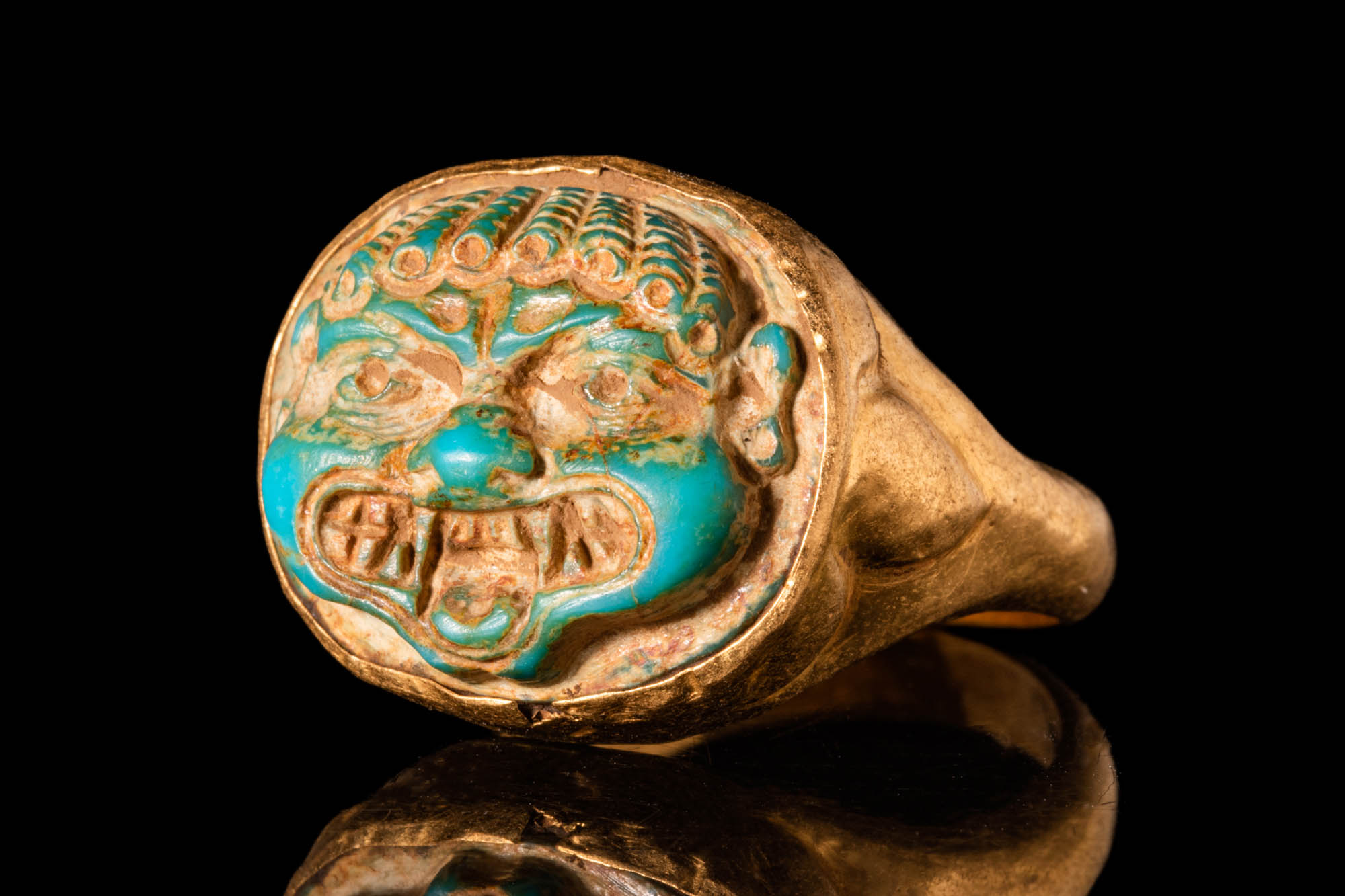 ROMAN GOLD RING WITH CAMEO OF A GORGON