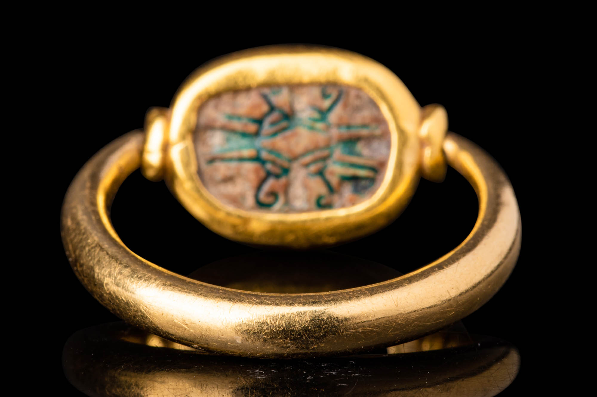 EGYPTIAN GREEN FAIENCE SCARAB IN GOLD RING - Image 6 of 6