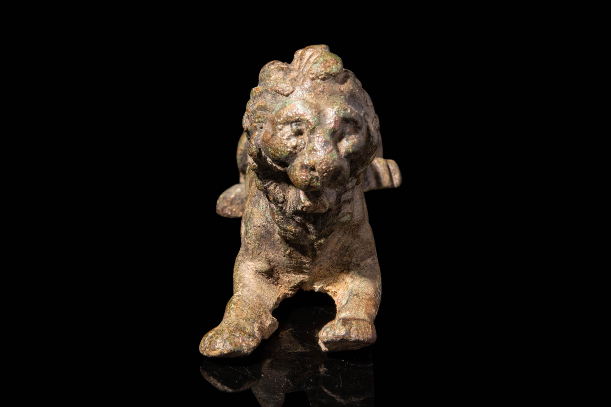 ROMAN BRONZE STATUETTE OF A RECUMBENT LION - Image 2 of 4