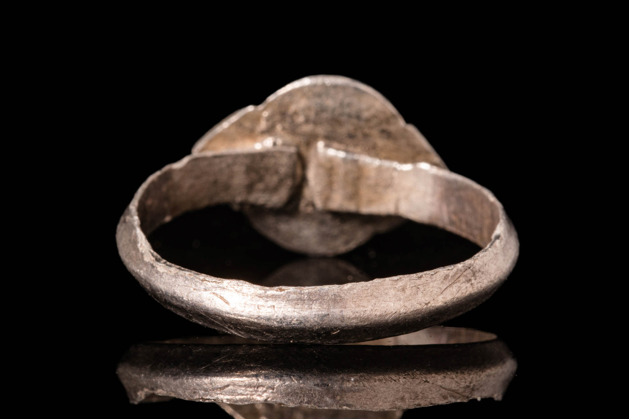 WESTERN EUROPEAN MEDIEVAL SILVER RING WITH SHIELD SHAPED BEZEL - Image 4 of 4