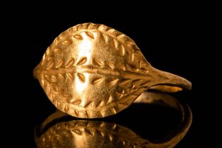 ROMAN GOLD RING WITH LAUREL WREATH DECORATION