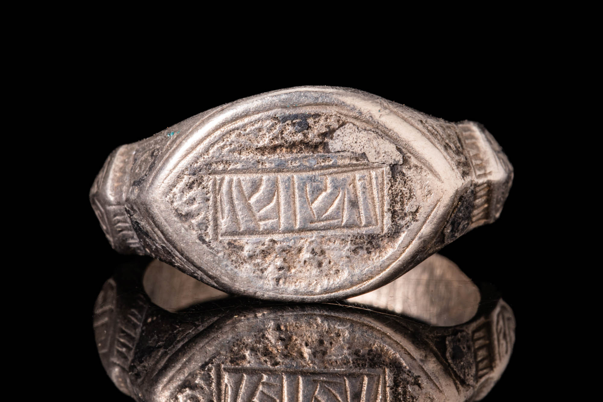 MEDIEVAL SELJUK SILVER FINGER RING WITH INSCRIPTION - Image 2 of 4