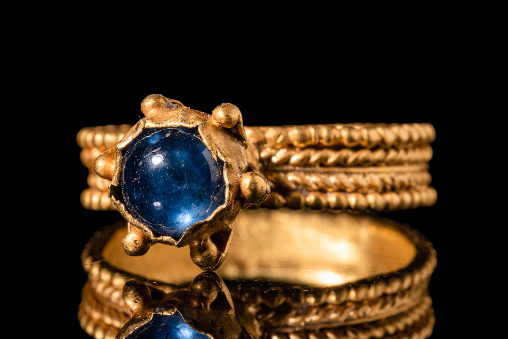 BYZANTINE GOLD RING WITH SAPPHIRE