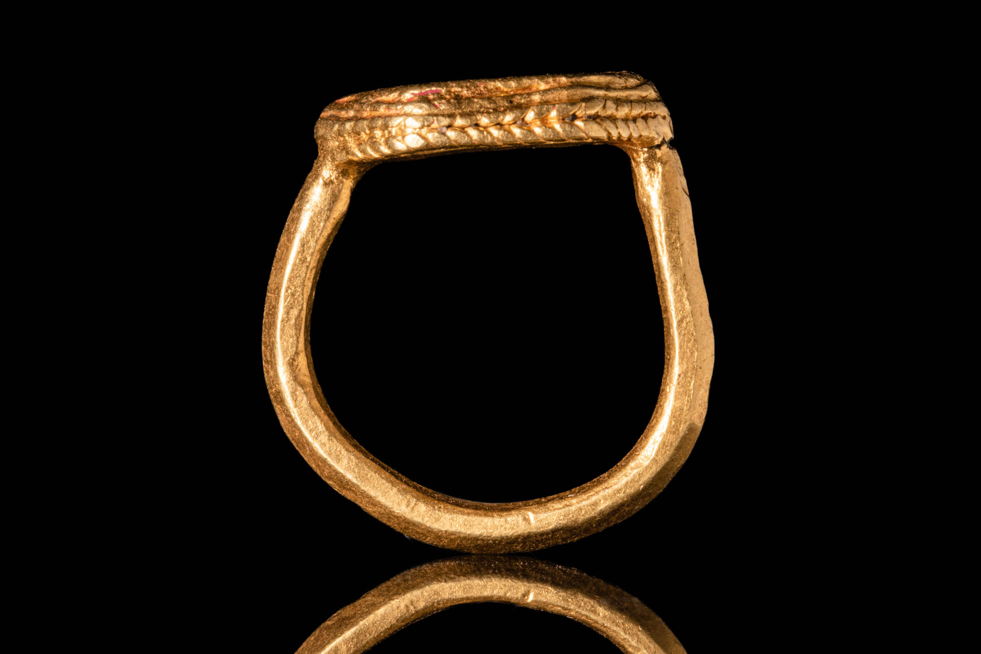 JAVANESE GOLD RING WITH HEXAGONAL BEZEL WITH INSCRIPTION - Image 5 of 5